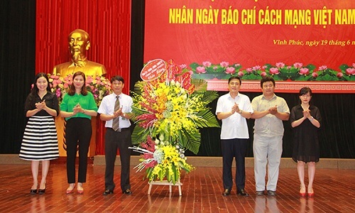 [ BẠN CÓ BIẾT] Những điều cần lưu ý khi tặng hoa ngày Nhà báo Việt Nam